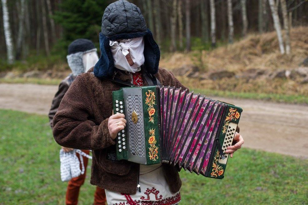 10) Foto_ A. Treial_maski asemel rätt näo ees